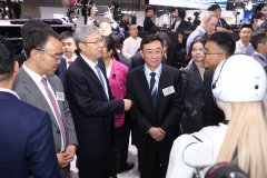 墨甲机器人亮相香港车博会，智能科技与东方之珠碰撞新火花